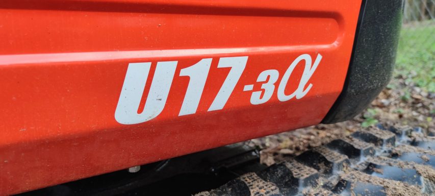 Orangener Bagger mit der Modellbezeichnung U17-3α an der Seite.