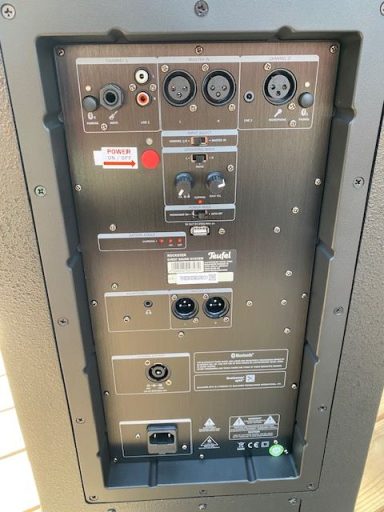 Rückansicht einer Teufel ROCKSTER Box mit Anschlussmöglichkeiten und Bedienelementen.