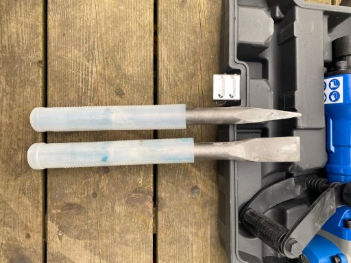 Zwei Metallmeißel für einen Abbruchhammer.