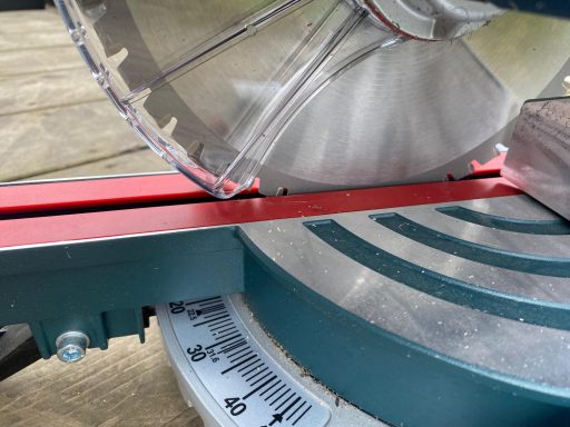 Detailansicht Sägeblatt mit Führungsschiene.