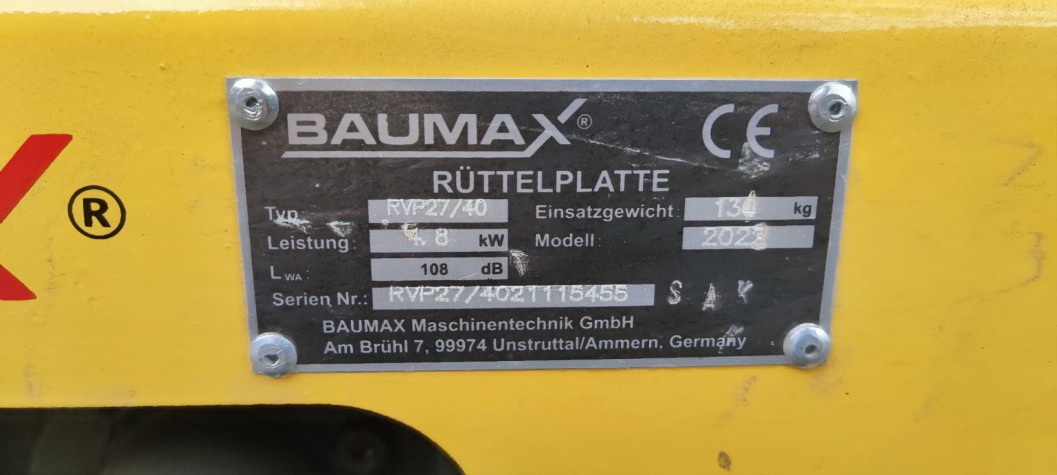 Typenschild der BAUMAX Maschine mit technischen Angaben und CE-Kennzeichnung.