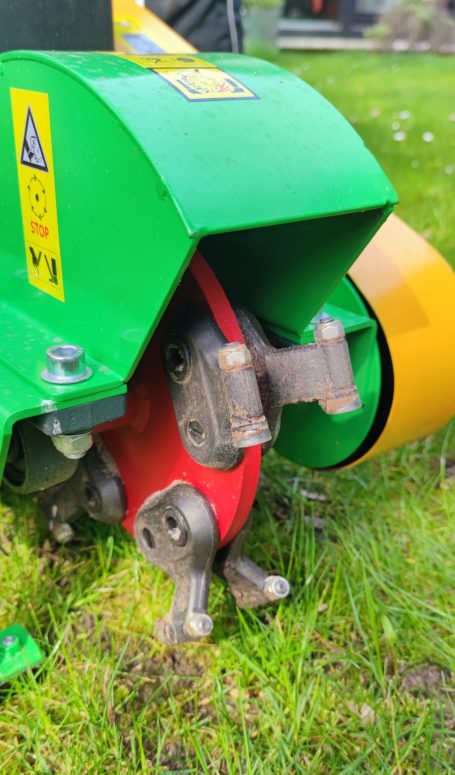 Detailansicht eines Wurzelfräskopfes auf Gras.