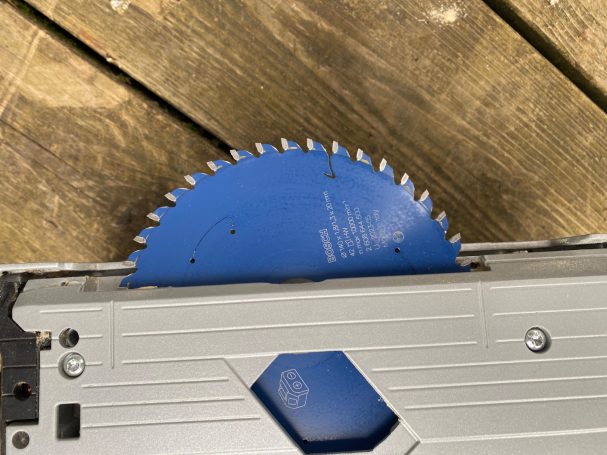 Ein blaues Tauchsägeblatt, teilweise sichtbar.