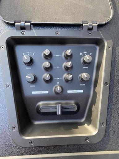 Bedienelemente mit mehreren Reglern und Schaltern.